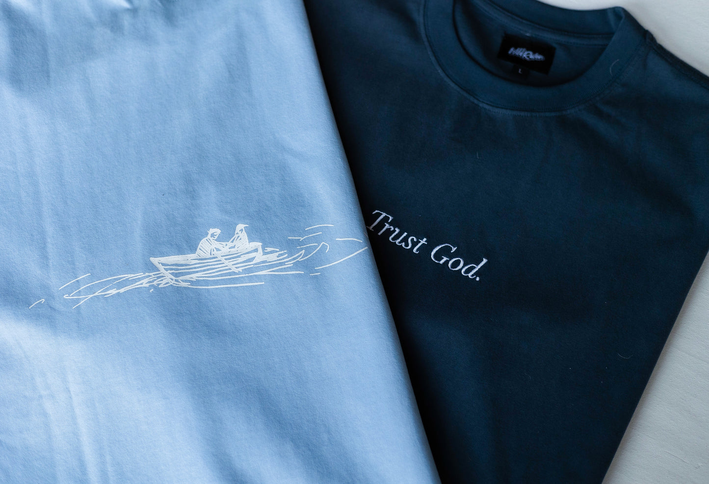 DUNKELBLAU OVERSIZED TRUST GOD SHIRT